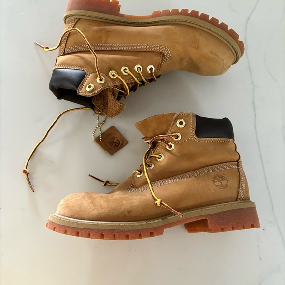 TIMBERLAND•boys 6” tan construction boots 2.5 EUC - Picture 1 of 7